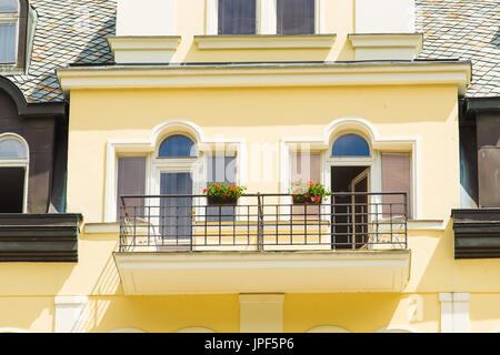 Balkone mit Blumen Topf im historischen Zentrum von Karlovy Vary Stockfoto