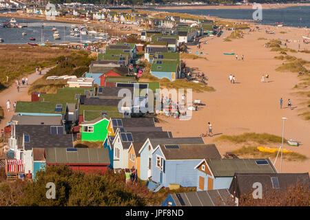 Höchst wünschenswert seaside Holz- holzhütten am Mudeford, Dorset. Diese höchst wünschenswert hölzernen Umkleidekabinen am Strand sind eine typisch britische Tradition. Stockfoto