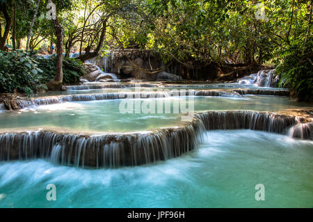 Kouang Xi Wasserfälle mit türkisfarbenen Pools, Laos Stockfoto