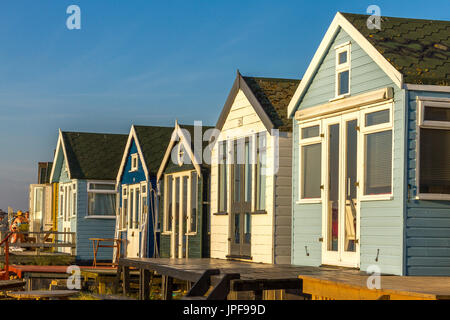 Höchst wünschenswert seaside Holz- holzhütten am Mudeford, Dorset. Diese höchst wünschenswert hölzernen Umkleidekabinen am Strand sind eine typisch britische Tradition. Stockfoto