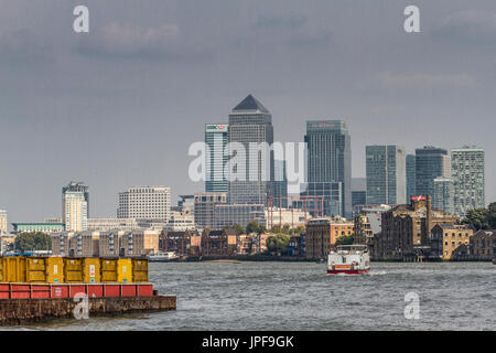 Die Wolkenkratzer von Canary Wharf tower über der Themse wie aus dem Flussufer in Bermondsey, London zu sehen Stockfoto