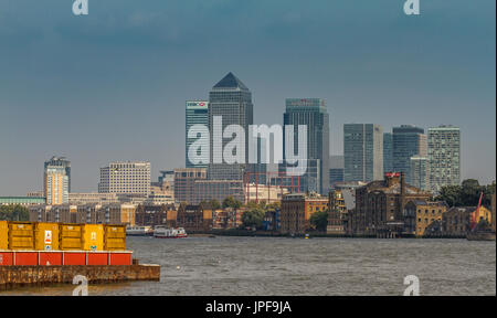 Die Wolkenkratzer von Canary Wharf tower über der Themse wie aus dem Flussufer in Bermondsey, London zu sehen Stockfoto