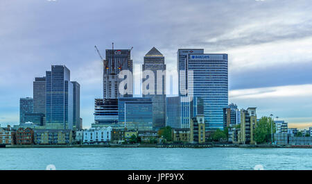 Dämmerung über Canary Wharf vom Ufer der Themse aus gesehen in North Greenwich, London, Großbritannien Stockfoto