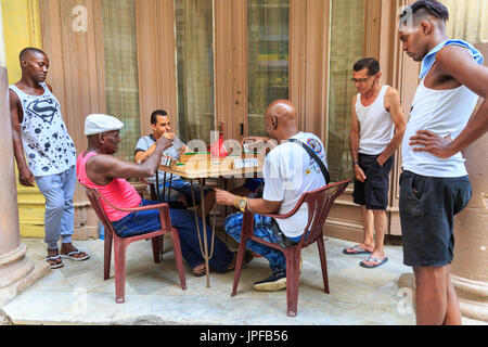 Gruppe von kubanischen Männer spielen Sie eine Partie Domino auf der Straße Alt-Havanna, Kuba Stockfoto