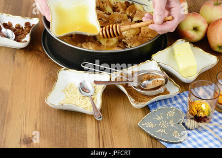 backen Apfelkuchen mit Zutaten aller wie Honig Mandeln und Zimt. Stockfoto