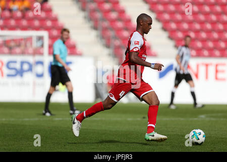 Der Mainzer Abou Diallo auf den ball, während der internationale Club freundlich Fußball-match zwischen FSV Mainz 05 und Newcastle United in Mainz, Deutschland, 29. Juli 2017. Foto: Thomas Frey/dpa Stockfoto