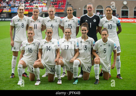 O.R.v.l. Lena GOESSLING (GOSSLING) (GER), Anja MITTAG (GER), Kristin DEMANN (GER), Sara DOORSOUN-KHAJEH (GER), Torhueterin/Torwart Almuth SCHULT (GER), Dzsenifer MAROZAN (GER), u:R.v.l. Linda DALLMANN (GER), Anna BLAESSE (Bl sse) (GER), Isabel KERSCHOWSKI (GER), Sara DAEBRITZ (DABRITZ) (GER), Babett PETER (GER), Quarters, Spiel 26, Deutschland (GER) - Daenemark (DEN) 1:2, am 30.07.2017 in Rotterdam/Niederlande. Fussball Europameisterschaft der Frauen 2017, Niederlande Vom 16.07. -06.08.2017. | Verwendung weltweit Stockfoto