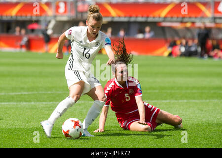 Linda DALLMANN (Li, GER) Gegen Simone Boye Soerensen BOYE (DEN), Aktion, Zweikampf, Quarters, Spiel 26, Deutschland (GER) - Daenemark (DEN) 1:2, am 30.07.2017 in Rotterdam/Niederlande. Fussball Europameisterschaft der Frauen 2017, Niederlande Vom 16.07. -06.08.2017. | Verwendung weltweit Stockfoto