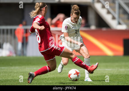 Linda DALLMANN (Re, GER) Gegen Theresa Nielsen THERESA (DEN), Aktion, Zweikampf, Quarters, Spiel 26, Deutschland (GER) - Daenemark (DEN) 1:2, am 30.07.2017 in Rotterdam/Niederlande. Fussball Europameisterschaft der Frauen 2017, Niederlande Vom 16.07. -06.08.2017. | Verwendung weltweit Stockfoto