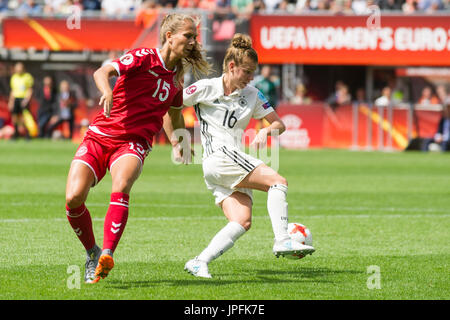 Linda DALLMANN (Re, GER) Gegen Frederikke Skjoedt THOEGERSEN (DEN), Aktion, Zweikampf, Quarters, Spiel 26, Deutschland (GER) - Daenemark (DEN) 1:2, am 30.07.2017 in Rotterdam/Niederlande. Fussball Europameisterschaft der Frauen 2017, Niederlande Vom 16.07. -06.08.2017. | Verwendung weltweit Stockfoto