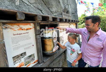 Leipzig, Deutschland. 1. August 2017. Besucher betrachten einen Informationsstand in der neu eröffneten Himalaya Landschaft Gehege im Zoo in Leipzig, Deutschland, 1. August 2017. Die Landschaft mit seinen sandigen Boden und Felsen bietet ein perfektes Umfeld für die vom Aussterben bedrohten roten Panda und Snow Leopard. Foto: Hendrik Schmidt/Dpa-Zentralbild/Dpa/Alamy Live News Stockfoto