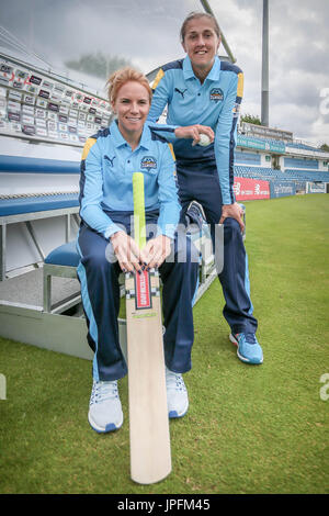 Leeds, UK. 1. August 2017. Lauren Winfield und Jenny Gunn Yorkshire Diamanten Photocall auf Dienstag, 1. August 2017. Foto von Mark P Doherty. Bildnachweis: Gefangen-Light-Fotografie Limited/Alamy Live-Nachrichten Stockfoto