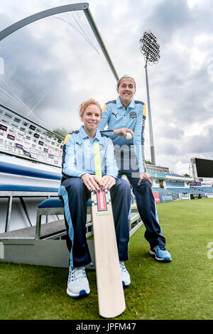 Leeds, UK. 1. August 2017. Lauren Winfield und Jenny Gunn Yorkshire Diamanten Photocall auf Dienstag, 1. August 2017. Foto von Mark P Doherty. Bildnachweis: Gefangen-Light-Fotografie Limited/Alamy Live-Nachrichten Stockfoto