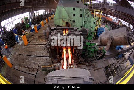 Ein Walzwerk in eine metallurgische Fabrik der ArcelorMittal Ostrava ist an einem extrem heißen Tag in Ostrava, Tschechische Republik, auf 1. August 2017 zu sehen. Zum Zeitpunkt der Hitze sind Arbeitnehmer, die in ArcelorMittal Ostravas heißen Fabriken übermäßige Betriebstemperaturen ausgesetzt. Im Walzwerk Betrieb gestempelt seine heißen Platten mit einer Temperatur von bis zu 1200 Grad Celsius. Mitarbeiter haben daher eine häufigere Unterbrechungsmodus, die sie in den klimatisierten Bereichen verbringen können. Das Unternehmen bietet ihnen auch mehr Getränke. (CTK Foto/Petr Sznapka) Stockfoto