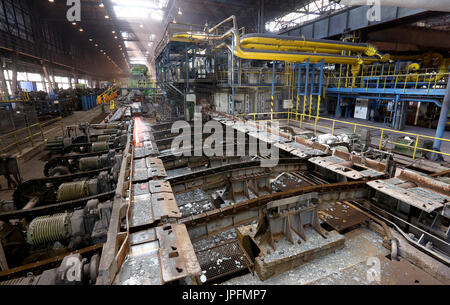 Ein Walzwerk in eine metallurgische Fabrik der ArcelorMittal Ostrava ist an einem extrem heißen Tag in Ostrava, Tschechische Republik, auf 1. August 2017 zu sehen. Zum Zeitpunkt der Hitze sind Arbeitnehmer, die in ArcelorMittal Ostravas heißen Fabriken übermäßige Betriebstemperaturen ausgesetzt. Im Walzwerk Betrieb gestempelt seine heißen Platten mit einer Temperatur von bis zu 1200 Grad Celsius. Mitarbeiter haben daher eine häufigere Unterbrechungsmodus, die sie in den klimatisierten Bereichen verbringen können. Das Unternehmen bietet ihnen auch mehr Getränke. (CTK Foto/Petr Sznapka) Stockfoto