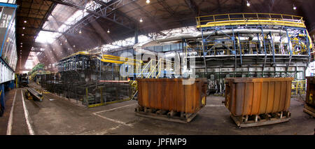 Ein Walzwerk in eine metallurgische Fabrik der ArcelorMittal Ostrava ist an einem extrem heißen Tag in Ostrava, Tschechische Republik, auf 1. August 2017 zu sehen. Zum Zeitpunkt der Hitze sind Arbeitnehmer, die in ArcelorMittal Ostravas heißen Fabriken übermäßige Betriebstemperaturen ausgesetzt. Im Walzwerk Betrieb gestempelt seine heißen Platten mit einer Temperatur von bis zu 1200 Grad Celsius. Mitarbeiter haben daher eine häufigere Unterbrechungsmodus, die sie in den klimatisierten Bereichen verbringen können. Das Unternehmen bietet ihnen auch mehr Getränke. (CTK Foto/Petr Sznapka) Stockfoto