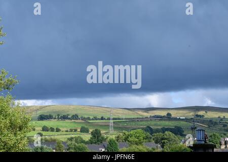 Neue Mühlen, High Peak, Derbyshire. 1. August 2017. Großbritannien Wetter. Nach einem Tag voller Sonnenschein und Duschen hängen dunkle Wolken über den Hügeln mit Blick auf neue Mühlen. Bildnachweis: John Fryer/Alamy Live-Nachrichten Stockfoto