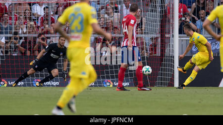 München, Deutschland. 1. August 2017. SSC Neapel Arkadiusz Milik schießt einen Elfmeter auf Madrids Jan Oblak Ziel während der Audi Cup Halbfinale Lochfraß Atletico Madrid gegen SSC Napoli in der Allianz Arena in München, 1. August 2017. Foto: Sven Hoppe/Dpa/Alamy Live News Stockfoto