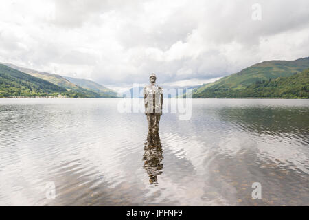 Loch Earn, St. Fillans, Perth and Kinross, Schottland, UK. 1. August 2017. UK-Wetter - eine sich abzeichnende Figur mit dem Titel "Still", aber lokal bekannt als Spiegel Mann ertragen täglich kräftige Schauer mit kurzen Teils sonnig. Das Kunstwerk des Künstlers Rob Mullholland besteht aus gespiegelten Fliesen. Bildnachweis: Kay Roxby/Alamy Live-Nachrichten Stockfoto