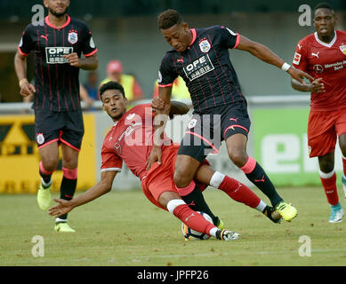 Schwaz, Österreich. 1. August 2017. Stuttgarts Ailton Ferreira Silva (L) und Huddersfield Town Rajiv van La Parra wetteifern um die Kugel während der VfB Stuttgart gegen Huddersfield Town Testspiel in Schwaz, Österreich, 1. August 2017. Foto: Angelika Warmuth / / Dpa/Alamy Live News Stockfoto