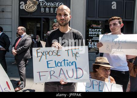 Brooklyn, New York, USA. 1. August 2017. (Foto: Sachelle Babbar) Organisiert von der Politik Reborn-Gruppe, protestierten die '' Rallye für Wahl Integrität '' vor der Stadt Vorstandswahlen gegen die angeblichen primäre Unregelmäßigkeiten in New York im April 2016, wo mehr als 220.000 Stimmen angeblich nicht durch die Stadtwahlen Board gezählt wurden. In Brooklyn 117.000 nicht gezählt. Bildnachweis: ZUMA Press, Inc./Alamy Live-Nachrichten Stockfoto