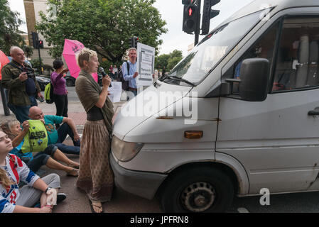 London, UK. 1. August 2017. Ein Mann in einem weißen Lieferwagen versucht, fahren durch den Rising Up Umwelt Demonstranten Blockiing Verkehr auf der belebten Marylebone Road unweit von Baker St für einen zweiten "Staying Alive" Straßensperre Disco Protest zu sensibilisieren und rufen zu dringendem Handeln über die hohe Schadstoffbelastung von Verkehr auf den Straßen Londons, die 10.000 vorzeitige Todesfälle pro Jahr verursachen. Sie standen und saßen auf der Straße vor dem Wagen und sich geweigert zu gehen.  Peter Marshall/Alamy Live-Nachrichten Stockfoto