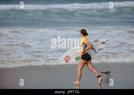 Huntington Beach, FL, USA. 1. August 2017. Tyler Wright (AUS) abläuft, um ihre Wärme an der Frauen 2017 VANS uns Open of Surfing, Dienstag, 1. August 2017 beginnen. Bildnachweis: Benjamin Ginsberg/Alamy Live-Nachrichten. Stockfoto