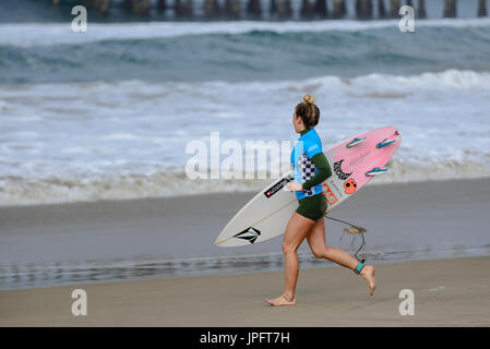Huntington Beach, FL, USA. 1. August 2017. Coco Ho (USA-Hawaii) läuft das Wasser paddeln Sie und starten Sie ihre Wärme an der Frauen 2017 VANS uns Open of Surfing, auf Dienstag, 1. August 2017. Bildnachweis: Benjamin Ginsberg/Alamy Live-Nachrichten. Stockfoto