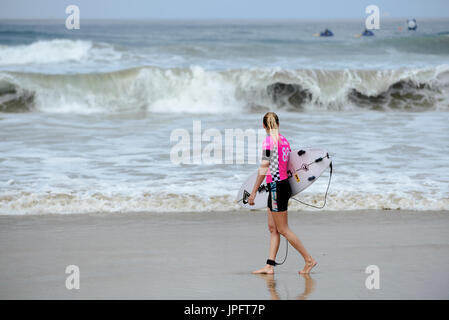 Huntington Beach, FL, USA. 1. August 2017. Stephanie Gilmore (AUS) analysiert das Lineup vor paddeln, für ihre Wärme an der Frauen 2017 VANS uns Open of Surfing, auf Dienstag, 1. August 2017. Bildnachweis: Benjamin Ginsberg/Alamy Live-Nachrichten. Stockfoto
