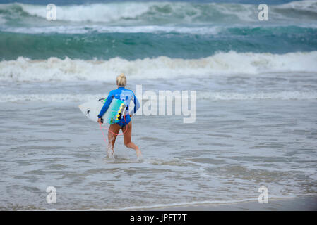 Huntington Beach, FL, USA. 1. August 2017. Tatiana Weston-Webb (USA-Hawaii) Gebühren in die Brandung, die ihre Wärme an der Frauen 2017 VANS uns Open of Surfing, am Dienstag, 1. August 2017 beginnen. Bildnachweis: Benjamin Ginsberg/Alamy Live-Nachrichten. Stockfoto