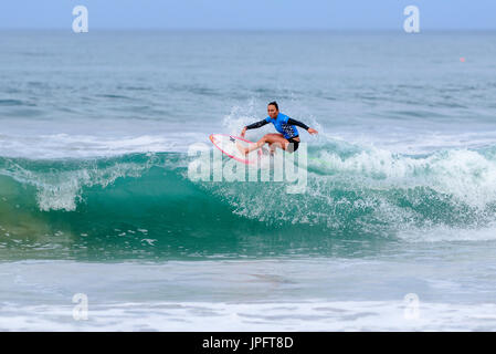 Huntington Beach, FL, USA. 1. August 2017. World Championship Tour Surfer Carissa Moore (USA-Hawaii) konkurriert in den ersten Runden der Frauen 2017 VANS uns Open of Surfing, auf Dienstag, 1. August 2017. Bildnachweis: Benjamin Ginsberg/Alamy Live-Nachrichten. Stockfoto
