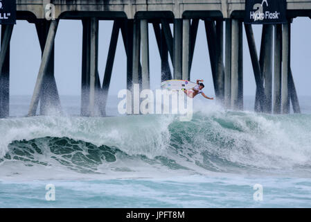 Huntington Beach, FL, USA. 1. August 2017. Silvana Lima (BRA) fördert eine massive Luft während der ersten Runden der Frauen 2017 VANS uns Open of Surfing auf Dienstag, 1. August 2017. Bildnachweis: Benjamin Ginsberg/Alamy Live-Nachrichten. Stockfoto
