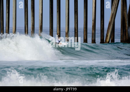 Huntington Beach, FL, USA. 1. August 2017. World Championship Tour Surfer konkurrieren in den ersten Runden der Frauen 2017 VANS uns Open of Surfing, Dienstag, 1. August 2017. Bildnachweis: Benjamin Ginsberg/Alamy Live-Nachrichten. Stockfoto
