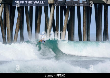 Huntington Beach, FL, USA. 1. August 2017. Bronte Macaulay (AUS) nimmt in den ersten Runden der Frauen 2017 VANS uns Open of Surfing, an Dienstag, 1. August 2017. Bildnachweis: Benjamin Ginsberg/Alamy Live-Nachrichten. Stockfoto