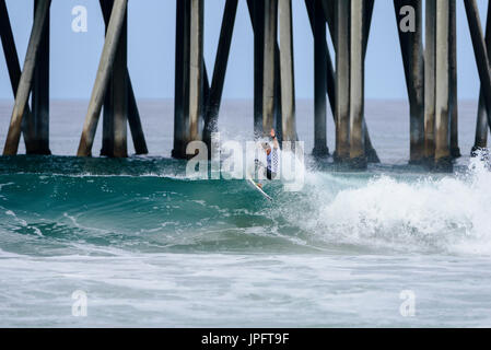 Huntington Beach, FL, USA. 1. August 2017. Studien-Gewinner, die Maud Le Car (FRA) konkurriert in Runde 1 von der Frauen 2017 VANS uns Open of Surfing, am Dienstag, 1. August 2017. Bildnachweis: Benjamin Ginsberg/Alamy Live-Nachrichten. Stockfoto