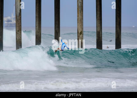 Huntington Beach, FL, USA. 1. August 2017. Tatiana Weston-Webb (USA-Hawaii) konkurriert in den ersten Runden der Frauen 2017 VANS uns Open of Surfing, auf Dienstag, 1. August 2017. Bildnachweis: Benjamin Ginsberg/Alamy Live-Nachrichten. Stockfoto