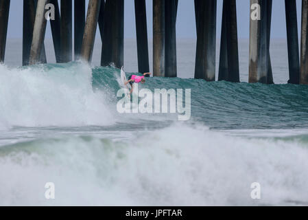Huntington Beach, FL, USA. 1. August 2017. Ehemalige World Champion Stephanie Gilmore (AUS) surft in den ersten Runden der Frauen 2017 VANS uns Open of Surfing, auf Dienstag, 1. August 2017. Bildnachweis: Benjamin Ginsberg/Alamy Live-Nachrichten. Stockfoto