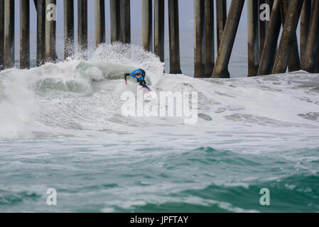 Huntington Beach, FL, USA. 1. August 2017. Lakey Peterson (USA) tritt in den ersten Runden der Frauen 2017 VANS uns Open of Surfing, auf Dienstag, 1. August 2017. Bildnachweis: Benjamin Ginsberg/Alamy Live-Nachrichten. Stockfoto