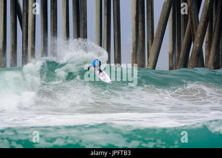Huntington Beach, FL, USA. 1. August 2017. Kalifornien lokalen Lakey Peterson (USA) tritt in den ersten Runden der Frauen 2017 VANS uns Open of Surfing, auf Dienstag, 1. August 2017. Bildnachweis: Benjamin Ginsberg/Alamy Live-Nachrichten. Stockfoto
