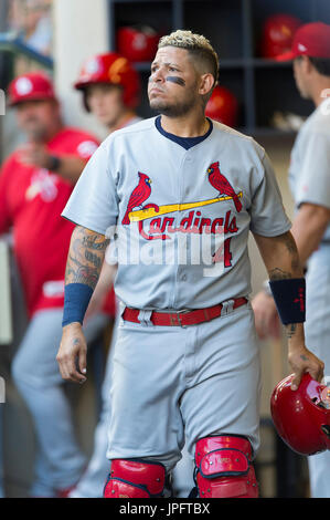 Milwaukee, WI, USA. 1. August 2017. St. Louis Cardinals Catcher Yadier Molina #4 vor der Major League Baseball Spiel zwischen den Milwaukee Brewers und den St. Louis Cardinals im Miller Park in Milwaukee, Wisconsin. John Fisher/CSM Stockfoto