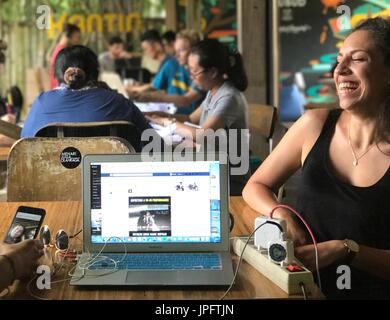 Ubud, Indonesien. 4. Juli 2017. Eine Frau sitzt an der Coworking-Space "Hubud" in Ubud auf der Insel Bali in Indonesien, 4. Juli 2017. Foto: Christoph Sator, Dpa/Alamy Live News Stockfoto