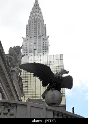 New York, USA. 26. Juli 2017. Ein Adler Adornign die Fassade des Grand Central Terminal Bahnhof in New York, USA, 26. Juli 2017. Der Bahnhof befindet sich in einem Meer von Hochhäusern. Ein Hochhaus Neubau direkt neben dem historischen Bahnhof jetzt droht das Gebäude komplett verdunkeln. Fans kämpfen, um die Station von der Entwicklung zu schützen. Foto: Johannes Schmitt-Tegge/Dpa/Alamy Live News Stockfoto