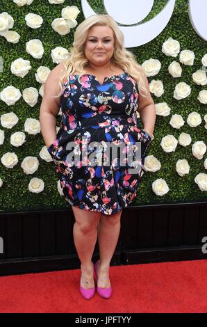 Carly Jibson im Ankunftsbereich für TCA Summer Press Tour: CBS Television Studios jährliche Sommer-Soirée, CBS Studio Center, Los Angeles, CA 1. August 2017. Foto von: Dee Cercone/Everett Collection Stockfoto