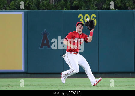 Anaheim, Kalifornien, USA. 1. August 2017. Los Angeles Angels Center Fielder Mike Trout (27) macht ein Rennen im Mittelfeld im Spiel zwischen der Philadelphia Phillies und die Los Angeles Angels of Anaheim, Angel Stadium in Anaheim, CA, Fotograf fangen: Peter Joneleit Credit: Cal Sport Media/Alamy Live News Stockfoto