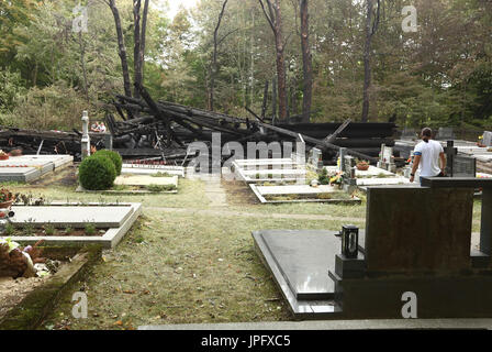 Trinec, Tschechische Republik. 2. August 2017. Fronleichnam-Holzkirche aus dem 16. Jahrhundert, ein hervorragender Weltkulturerbe wurde durch einen Brand im Stadtteil Guty in Trinec, Tschechische Republik, in der letzten Nacht vom 1. zum 2. August 2017 praktisch zerstört. Vorläufigen Schätzungen zufolge kann der Schaden zig Millionen Kronen erreichen. Bildnachweis: Petr Sznapka/CTK Foto/Alamy Live-Nachrichten Stockfoto