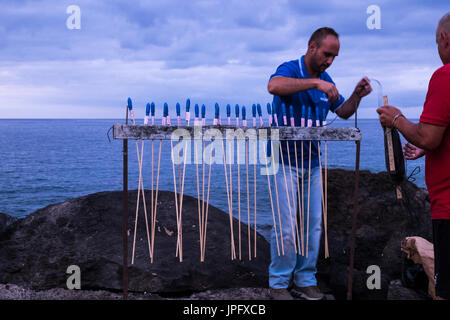 Playa San Juan, Teneriffa, 2. August 2017. Offizieller Start des Fiesta in Playa San Juan ist gekennzeichnet durch die Batucada-Trommler und starten von Feuerwerkskörpern in der Morgendämmerung. Stockfoto