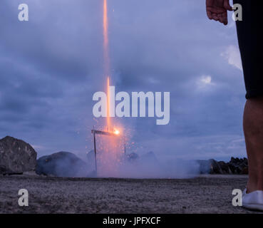 Playa San Juan, Teneriffa, 2. August 2017. Offizieller Start des Fiesta in Playa San Juan ist gekennzeichnet durch die Batucada-Trommler und starten von Feuerwerkskörpern in der Morgendämmerung. Stockfoto