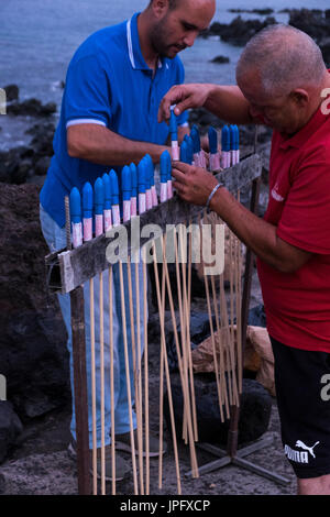 Playa San Juan, Teneriffa, 2. August 2017. Offizieller Start des Fiesta in Playa San Juan ist gekennzeichnet durch die Batucada-Trommler und starten von Feuerwerkskörpern in der Morgendämmerung. Stockfoto