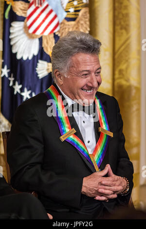 Schauspieler Dustin Hoffman besucht das Kennedy Center Honors-Empfang im Weißen Haus am 2. Dezember 2012 in Washington, DC. Das Kennedy Center Honors erkannt sieben Personen - Buddy Guy, Dustin Hoffman, David Letterman, Natalia Makarova, John Paul Jones, Jimmy Page und Robert Plant - für ihre lebenslange Beiträge zur amerikanischen Kultur durch die darstellende Kunst. . Bildnachweis: Brendan Hoffman / Pool über CNP | Stockfoto