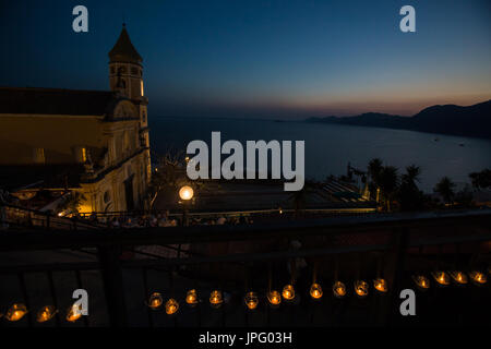 Praiano, Salerno, Italien. 1. August 2017. Sonnenuntergang über Praiano, Amalfi-Küste, während das 2017 Lichterfest. Bildnachweis: Piero Castellano/Alamy Live-Nachrichten Stockfoto